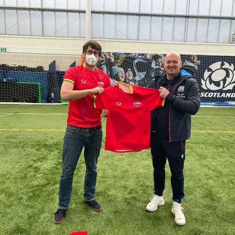 Días atrás el capitán del seleccionado mayor XV visitó entrenamiento de la selección de Escocia y entregó a Gregor Townsend nuestro recordatorio por su colaboración con las donaciones enviadas y una camiseta de nuestra selección 
Feliciddes Mark y muchas Gracias Gregor.