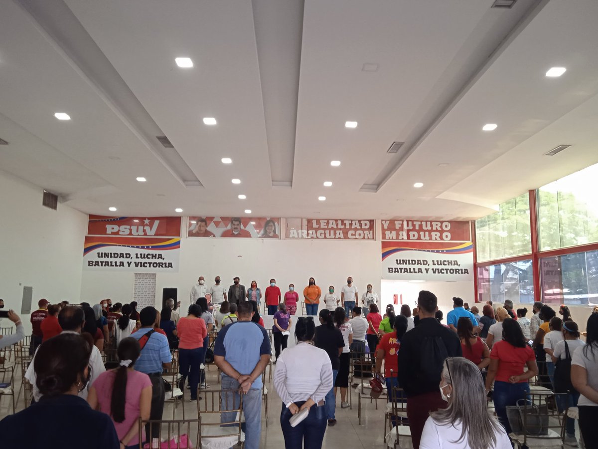 Extraordinario Encuentro del sector Educativo en las mesas de trabajo, en el marco del Debate y Reflexión de las 3R rumbo al V Congreso del PSUV cumpliendo con las Orientaciones de la Min. <a href="/_LaAvanzadora/">Yelitze Santaella</a> y la Gob. <a href="/Soykarinacarpio/">Karina Carpio</a> #PatriaDePaz <a href="/NicolasMaduro/">Nicolás Maduro</a> <a href="/PartidoPSUV/">PSUV</a>