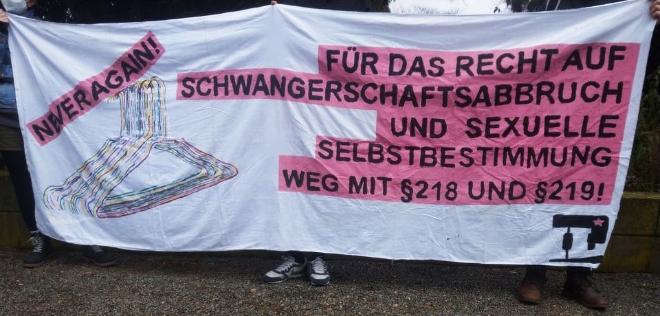 antifa_rp's tweet photo. Klaus Günter Annen, selbsternannter Lebensschützer und fanatischer Abtreibungsgegner, wurde am 15.02. vom Amtsgericht #Weinheim wegen Beleidigung zu einer Geldstrafe verurteilt. Hier der Prozessbericht: 
=> https://t.co/ifYw4YFgcf
#wegmit219 #wegmit219a #wegmit218 #prochoice https://t.co/QPlk6TVeHP