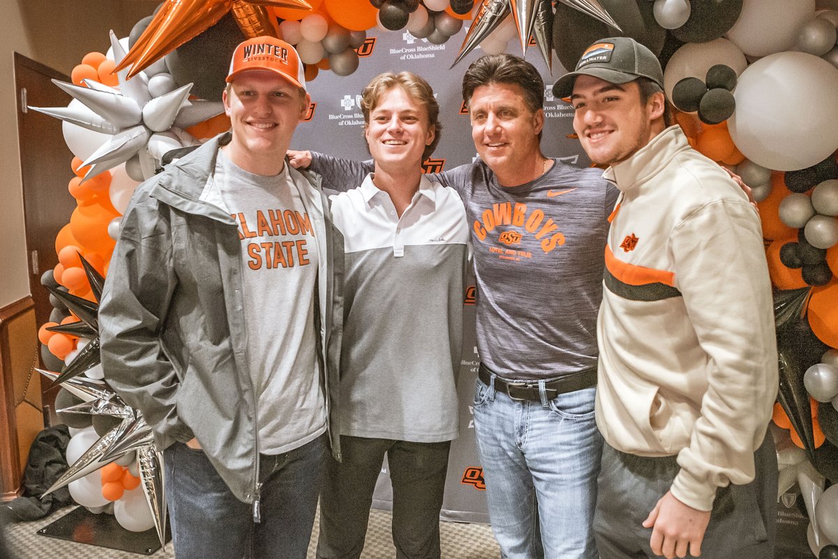 CowboyFB's tweet image. We've got the best student section in America, and no one is more rowdy than Zink-Allen Hall. So, to say thanks we had @CoachGundy swing by with some 🍕

#NextLevel I #GoPOkes