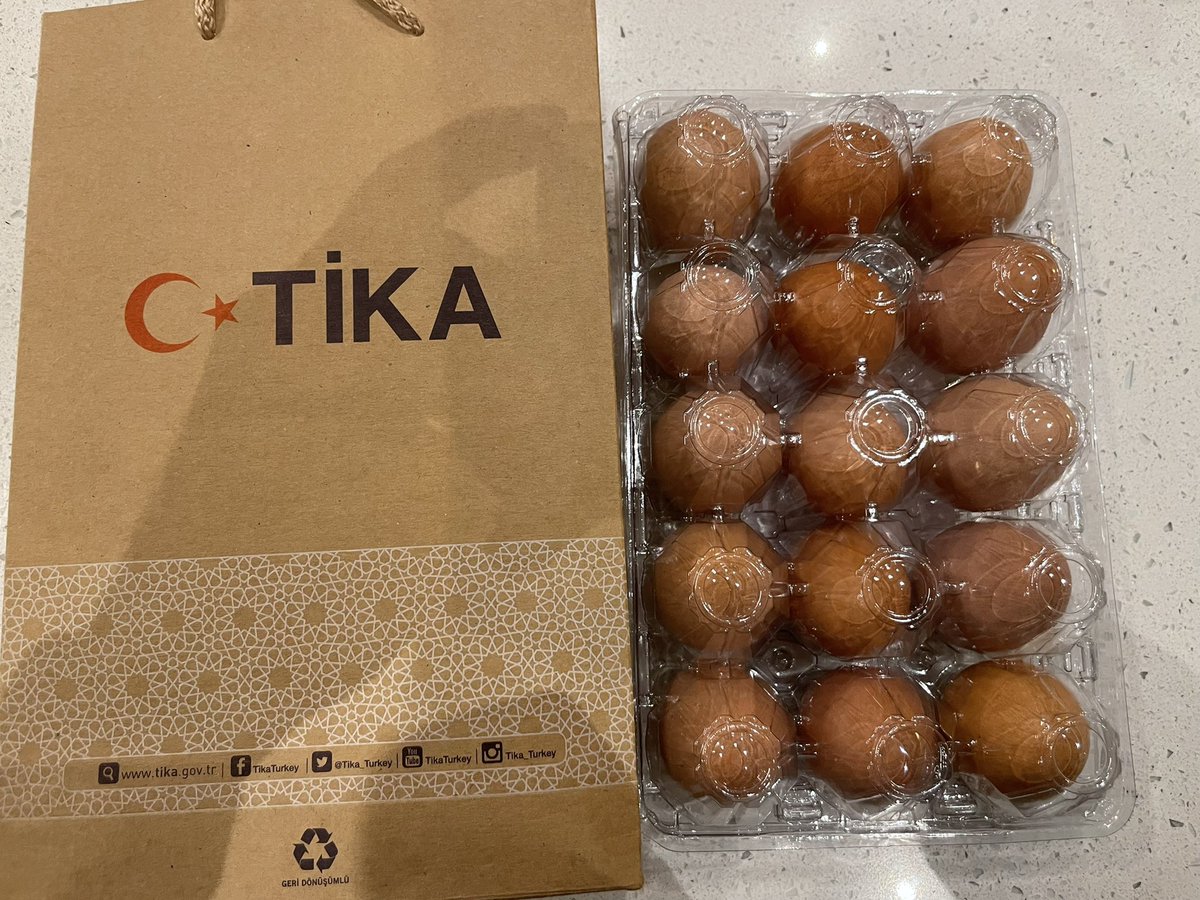 Somali'de TİKA ve IHH’nın tavukçuluk projesi “Barbaar” marka (Somalice günlük/taze) yumurta üretimi başlamış.
Yerli ırkımız Atak S civcivleri Somali'ye hava yoluyla gönderildi,büyüdü ve günlük 1000 yumurta kapasiteli üretime ulaştı.Ellerinize sağlık,iyi bir kalkınma projesi oldu.