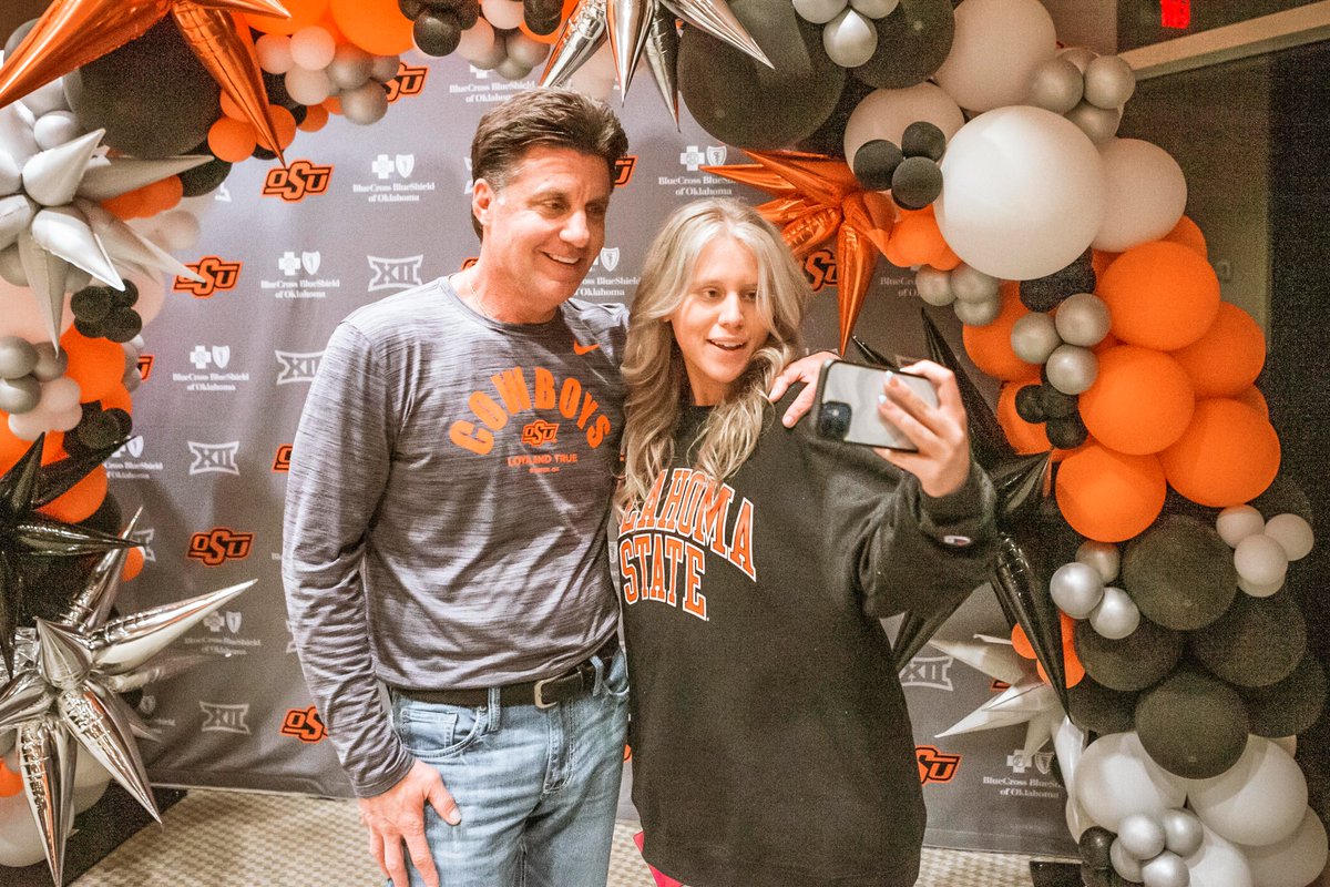CowboyFB's tweet image. We've got the best student section in America, and no one is more rowdy than Zink-Allen Hall. So, to say thanks we had @CoachGundy swing by with some 🍕

#NextLevel I #GoPOkes