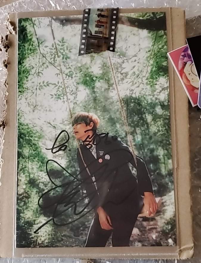 taecakes_'s tweet photo. Another signed Taehyung page to add to the collection! He's beautiful ๐
#BTSsigned #TAEHYUNG https://t.co/5mLIBxSK7y