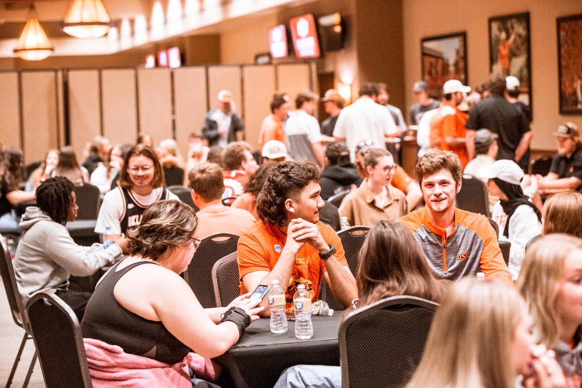 CowboyFB's tweet image. We've got the best student section in America, and no one is more rowdy than Zink-Allen Hall. So, to say thanks we had @CoachGundy swing by with some 🍕

#NextLevel I #GoPOkes