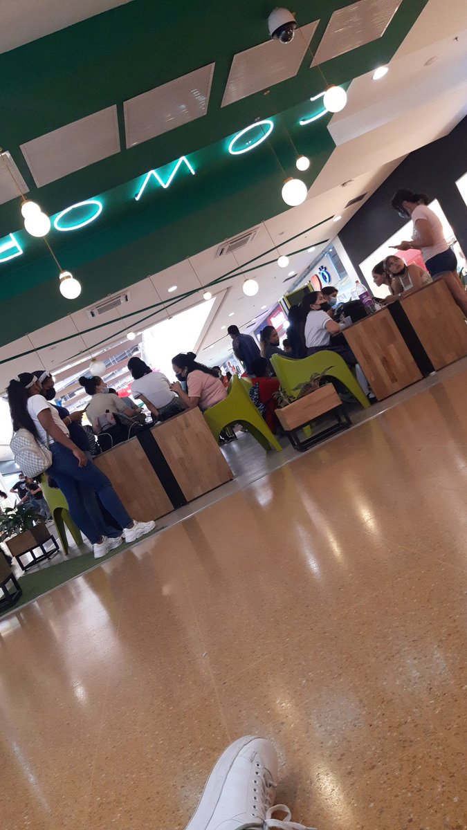 _lucy_army_'s tweet photo. Todxs estamos cansados, con sueño, y rabia, pero aún así seguimos esperando respuestas por parte de @CinemarkCol 
#Cinemarksoledad #CinemarkCol https://t.co/x2lt14NgII