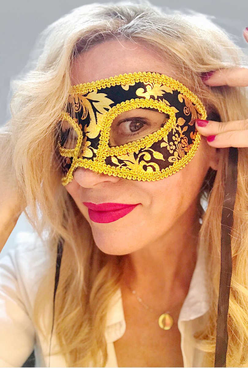 La vida es un carnaval. 22/02/22 #carnavalescadiz #carnaval #mascaras #lavidaesuncarnaval