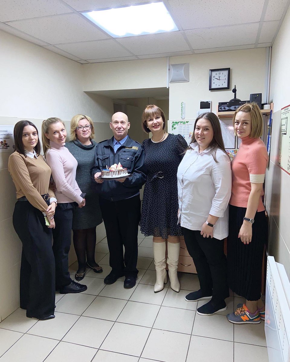 Во всех корпусах гимназии поздравляли мужчин-коллег.

Так приятно говорить слова благодарности в адрес наших защитников.

Спасибо каждому из вас, дорогие мужчины Гимназии 3! Счастлива, что работаю с вами!