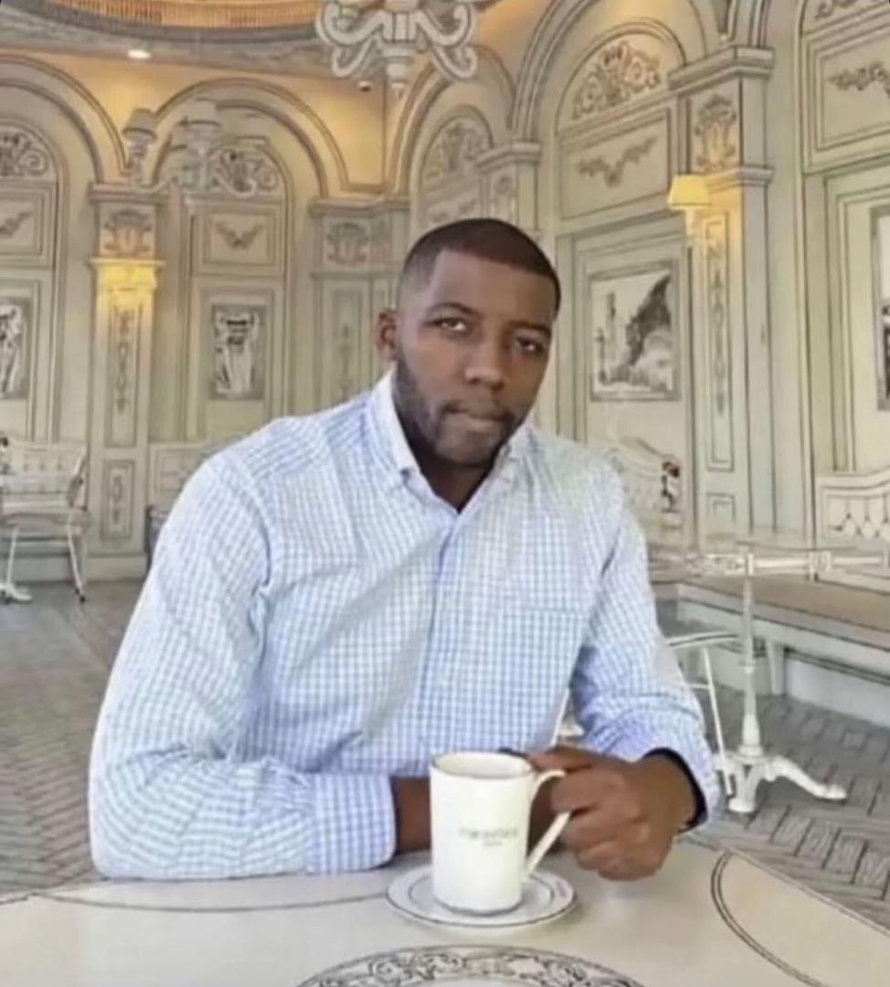 arnaudmix's tweet photo. RIP YANN KETCHANGA LE PDG DU RESTAURANT MAMAMIA A DOUALA !! https://t.co/u3p0ZEw1RI