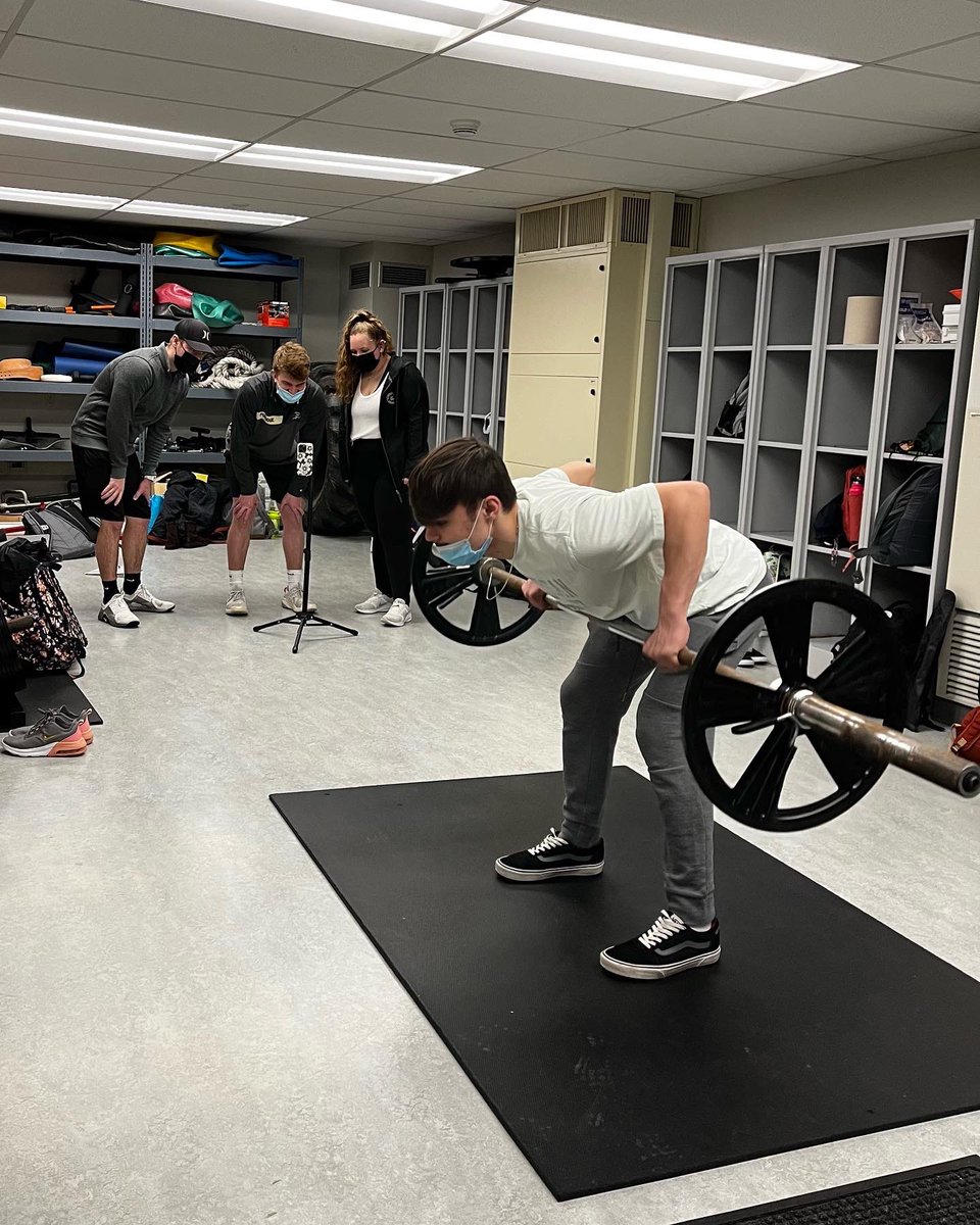 SRUExSci's tweet image. Welcome to ERS 302 with Dr. H. Here his students are breaking down criteria technical deficits, and cueing for a multi joint exercise of their choosing. #exsci #sru #exercisescience #slipperyrockuniversity #resistancetraining #RT #lifting #learnbydoing