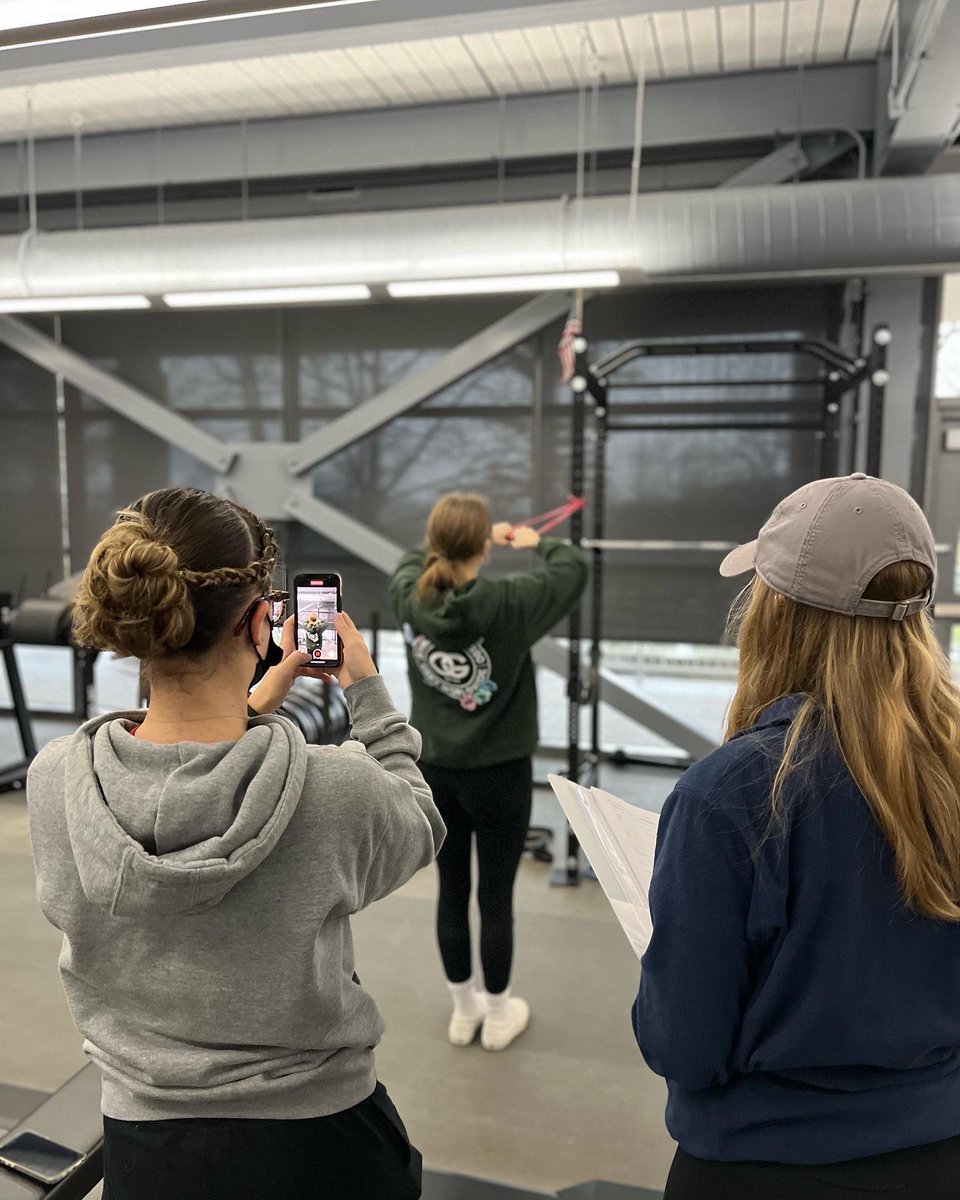 SRUExSci's tweet image. Welcome to ERS 302 with Dr. H. Here his students are breaking down criteria technical deficits, and cueing for a multi joint exercise of their choosing. #exsci #sru #exercisescience #slipperyrockuniversity #resistancetraining #RT #lifting #learnbydoing