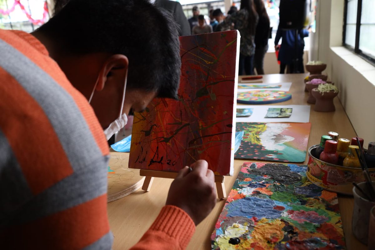 DHumanoEc's tweet image. #Quito | Felicitamos a Mauricio U., quien culminó su capacitación en arte y pintura como parte del programa #ProyectosDeVida de la Casa Hogar Enríquez Gallo, del #MIES. Trabajo coordinado con @unicefecuador, @pnud y el Centro Cultural #TawantinsuyoNahuatl.

#JuntosLoLogramos