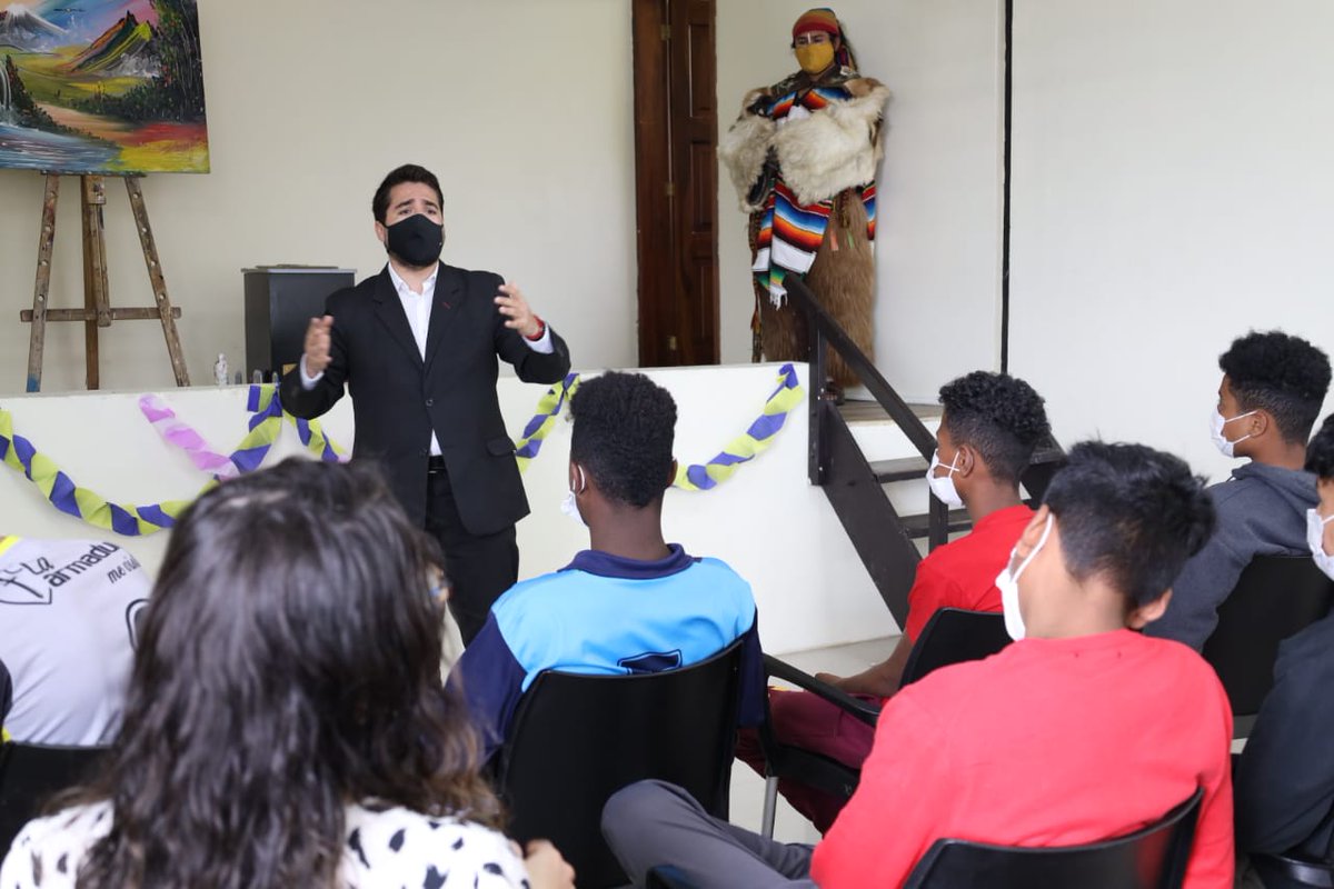 DHumanoEc's tweet image. #Quito | Felicitamos a Mauricio U., quien culminó su capacitación en arte y pintura como parte del programa #ProyectosDeVida de la Casa Hogar Enríquez Gallo, del #MIES. Trabajo coordinado con @unicefecuador, @pnud y el Centro Cultural #TawantinsuyoNahuatl.

#JuntosLoLogramos