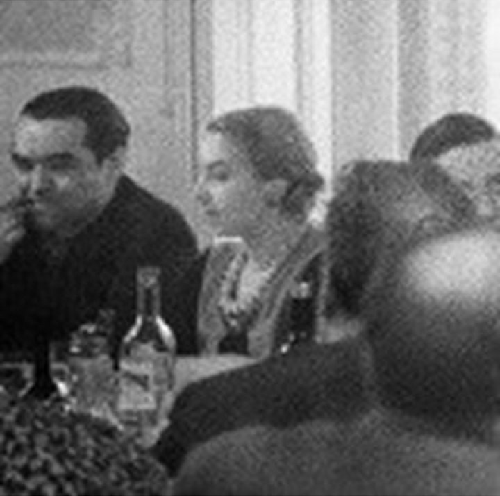 La foto no es de gran calidad, pero esta imagen de Lorca fumando con boquilla junto a María Teresa León es inédito.