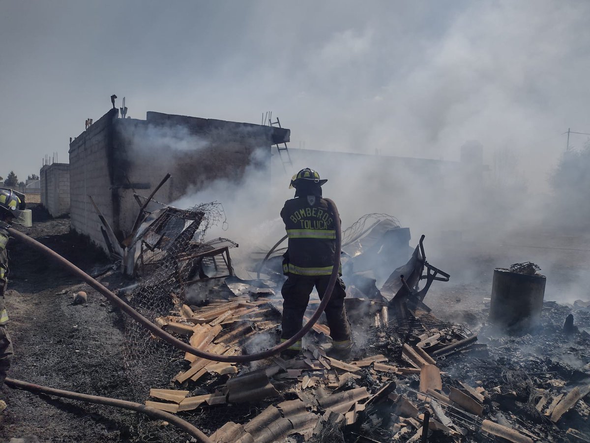 bomberostoluca's tweet photo. Atendemos oportunamente el incendio a casa habitación reportado en Constitución Totoltepec en #Toluca. 🚒 https://t.co/wAxkzwCHXA