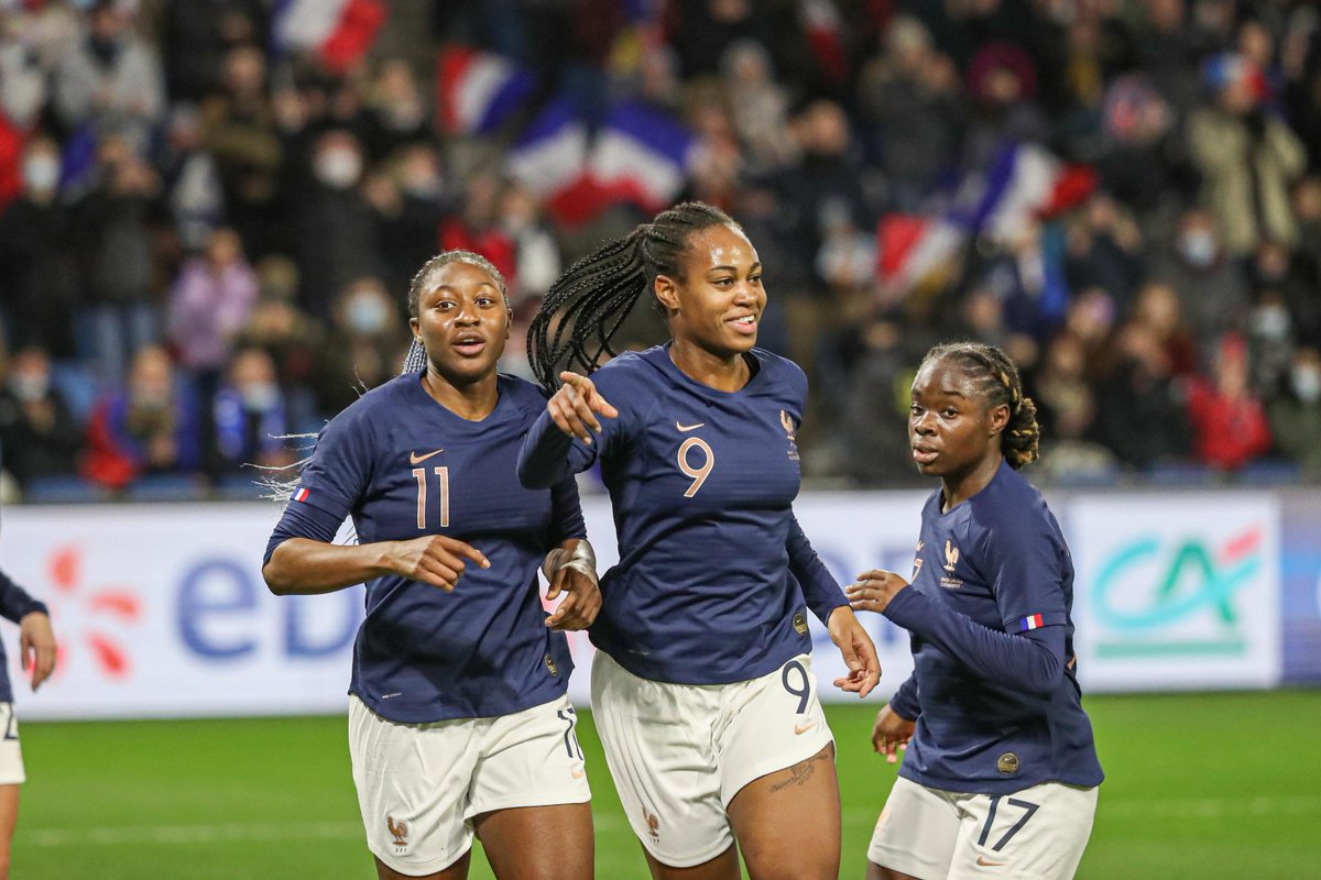 FOOT_NORMAND's tweet photo. Si les @oranjevrouwen auraient ou ouvrir le score d'entrée (4'), depuis, c'est un cavalier seul de @equipedefranceF qui mène 2⃣-0⃣ à la MT grâce à un penalty de @WRenard (20') et une Madjer de @MarieKatoto (25'). Sur son côté droit, @kady944 est en feu 🔥 #FRANEL #TournoideFrance https://t.co/lHl73O0JPq