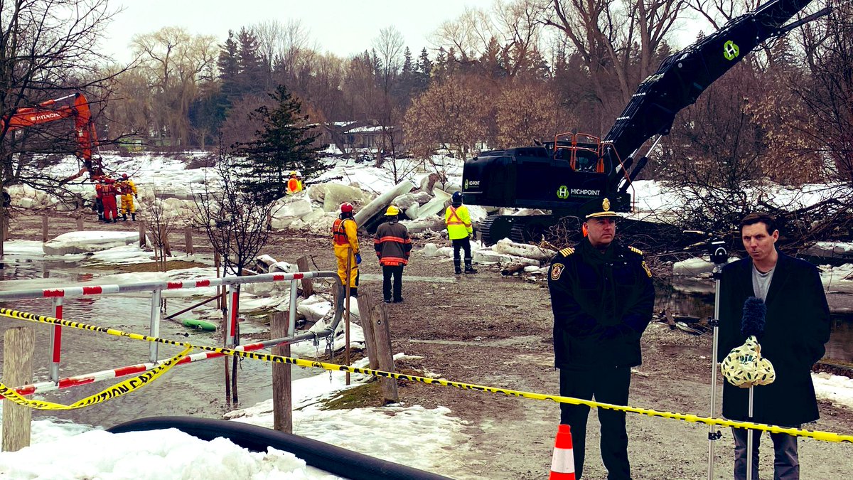 BRAMPTONprepare's tweet photo. Churchville Flood Update - 2/22:
▪️2 excavators continue ice jam removal &amp; 3 high volume pumps operating
▪️Prior to rain, 12in reduction of water in park area - rain causing slight increase in park, but not residential areas
(1of2) https://t.co/lTHfPEfH8S