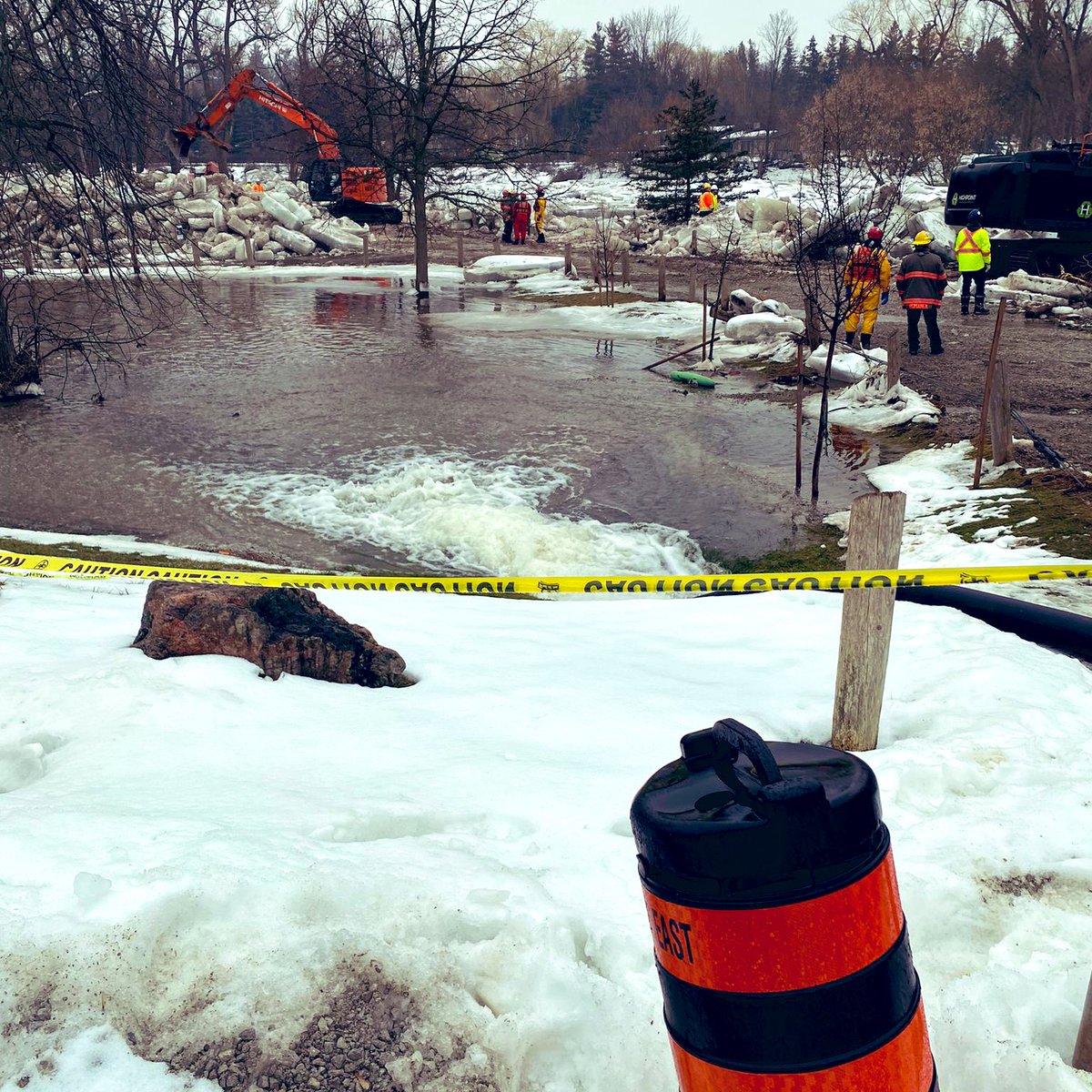 BRAMPTONprepare's tweet photo. Churchville Flood Update - 2/22:
▪️2 excavators continue ice jam removal &amp; 3 high volume pumps operating
▪️Prior to rain, 12in reduction of water in park area - rain causing slight increase in park, but not residential areas
(1of2) https://t.co/lTHfPEfH8S