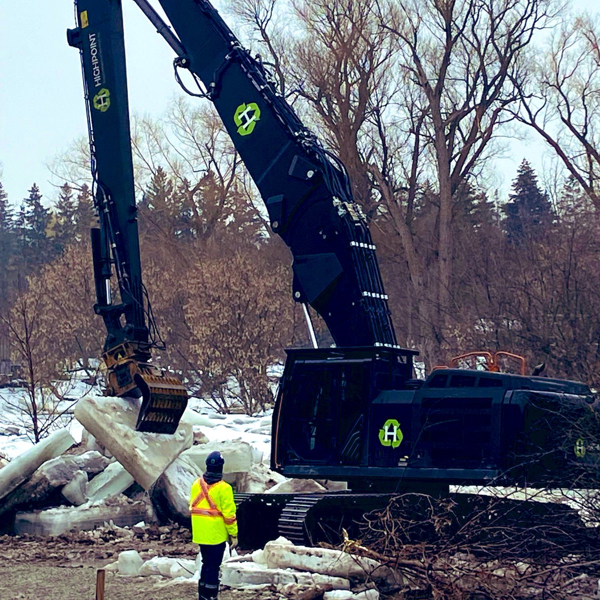 BRAMPTONprepare's tweet photo. Churchville Flood Update - 2/22:
▪️2 excavators continue ice jam removal &amp; 3 high volume pumps operating
▪️Prior to rain, 12in reduction of water in park area - rain causing slight increase in park, but not residential areas
(1of2) https://t.co/lTHfPEfH8S