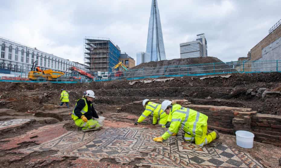 ticiaverveer's tweet photo. A fantastically well-preserved Roman mosaic, dating from the late 2nd century to the early 3rd century, thought to have been the floor of a dining room, has been discovered near London Bridge in Southwark. 

#RomanBritain #Londinium #RomanLondon 
https://t.co/5oHr2hP0vg https://t.co/q8wrbrEfW0