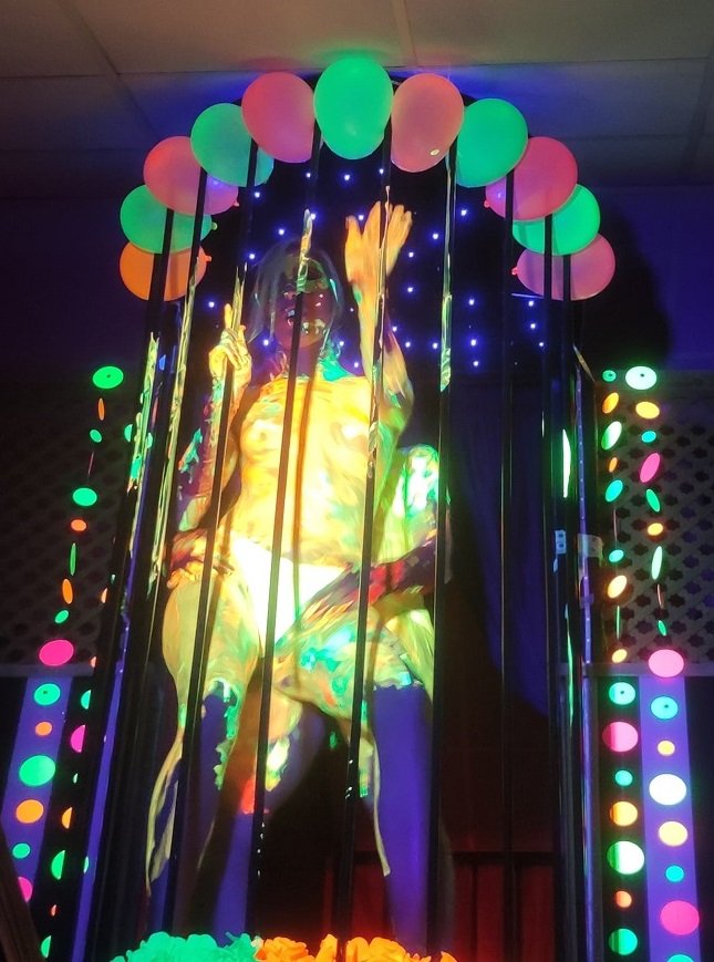 Aquí os dejo unas fotos de 
mi chow en la fiesta fluorescente que hicimos en el club <a href="/PubEvayAdan/">EvayAdan</a> me ha encantado participar contigo Amore🔥 con ganas de volver. Os gustaría ver el video? 😈