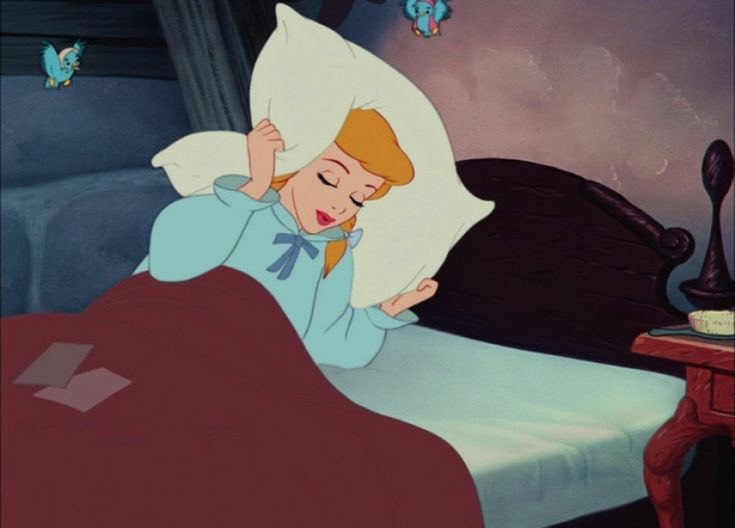 Мешает спать принцессам. Золушка просыпается.
