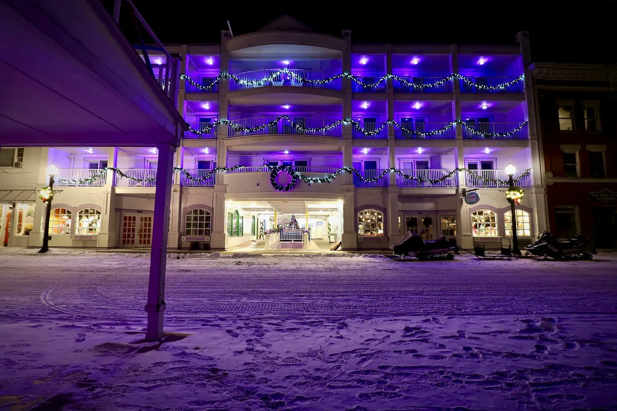 MackinacGuide's tweet image. It’s a strange feeling being on Main Street in the winter. I was the only person!  #mymackinac #mackinacisland #puremichigan
