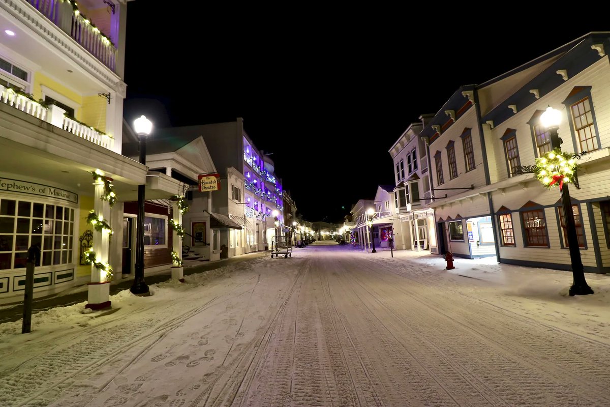 MackinacGuide's tweet image. It’s a strange feeling being on Main Street in the winter. I was the only person!  #mymackinac #mackinacisland #puremichigan