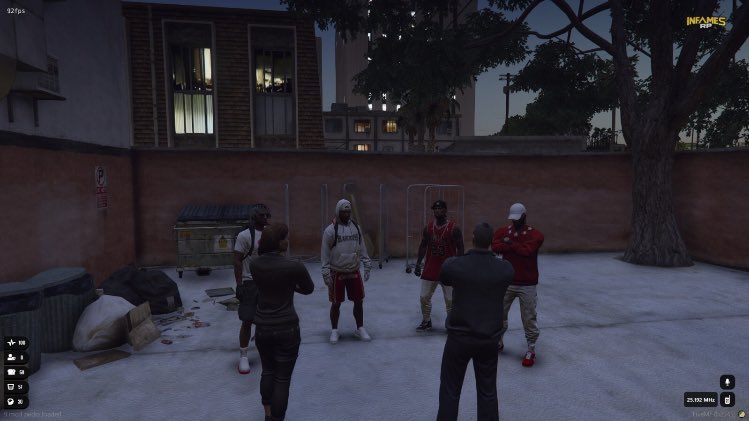 BloodsInfo's tweet photo. YB hoy tuvo una reunión con los encargados de la Warket. Éstos les felicitaron por el buen trabajo que han realizado y hablaron sobre la relación con otros barrios además de darles una tarea sencilla a cumplir durante la siguiente semana. https://t.co/GihA55T6JJ