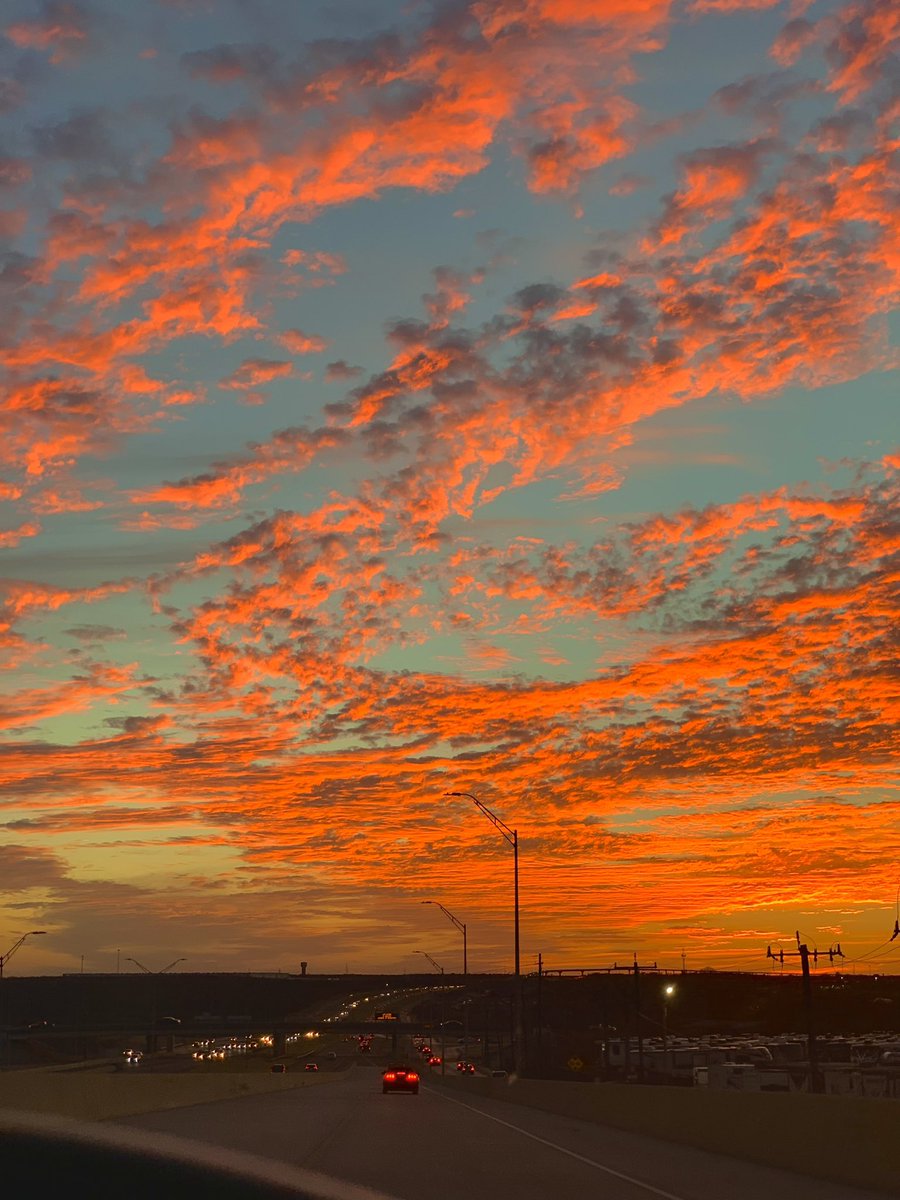 kamikazebamba's tweet photo. can we just appreciate the sky for a moment cuz https://t.co/el1LqkCVPS