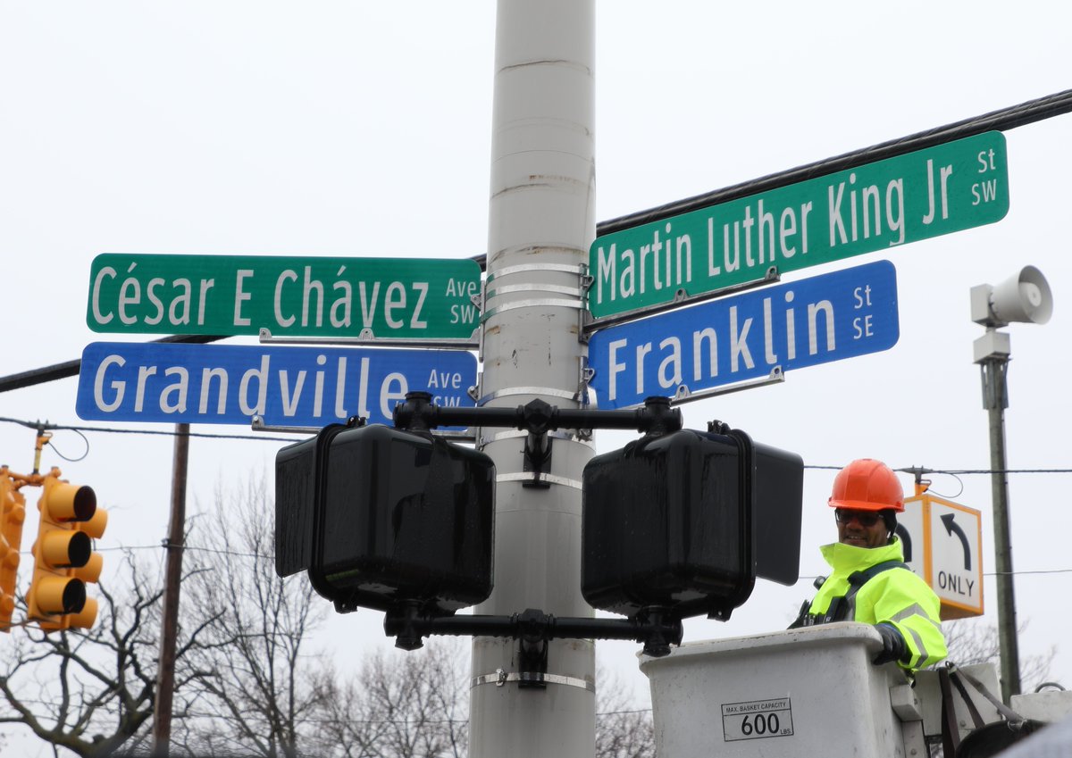 CityGrandRapids's tweet photo. Civil rights heroes César E. Chávez and Martin Luther King, Jr. are now memorialized along two major throughfares in Grand Rapids thanks to the work of the Moving Ahead for Remarkable Civil Rights Heroes (M.A.R.C.H.) Committee. 
https://t.co/xjkOqL0Ni4 https://t.co/edNHFfh26Q