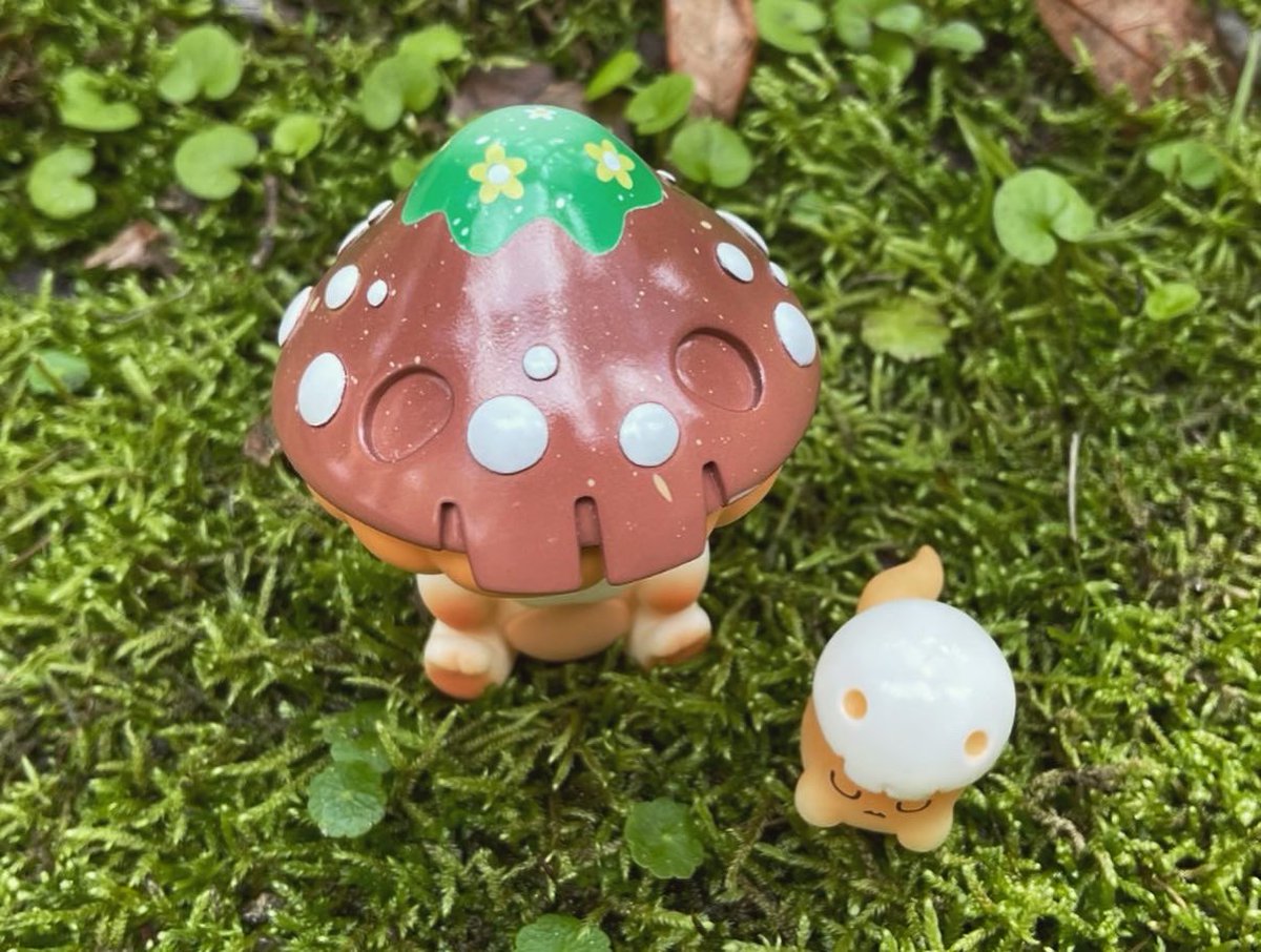 mumbot's tweet photo. “ShumiKumbaa” is here!!! 🍄 I am so excited to officially announce this precious collaboration with my talented friend @bakumbaa from Thailand!

MUMBOT x BAKUMBAA collaboration is
brought to you by @strangecattoys 

Limited Edition - 100 PCs
Available on 2/26 at 12 pm EST/65 USD https://t.co/IypG4ZxO2j