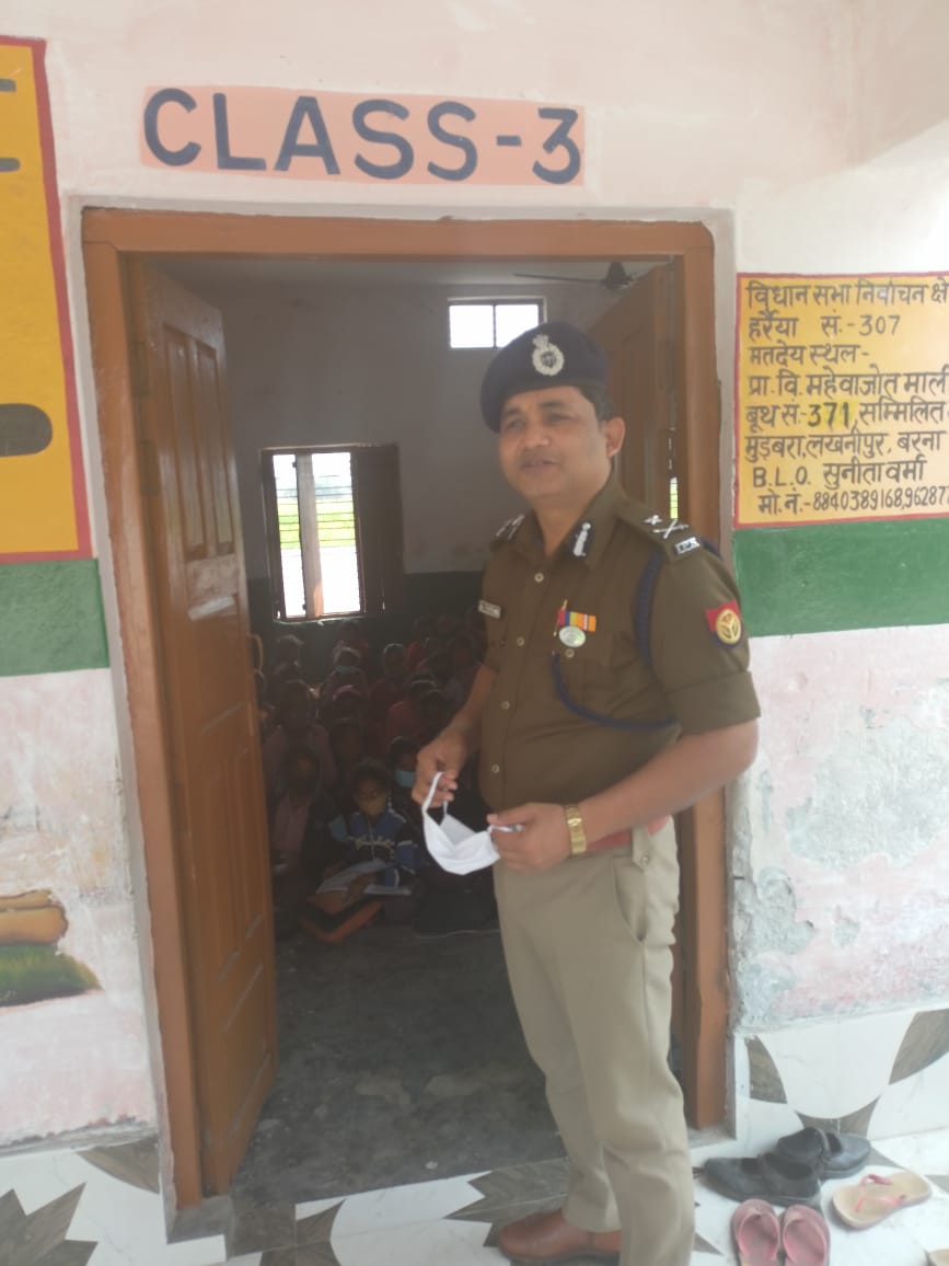 digbasti's tweet photo. दिनांक-22-02-2022 को श्रीमान मण्डलायुक्त बस्ती एवं #IGRANGE BASTI द्वारा आगामी विधानसभा चुनाव को शांतिपूर्ण एवं सकुशल सम्पन्न कराने हेतु जनपद बस्ती के छावनी एवं हर्रैया थाना क्षेत्रान्तर्गत क्रिटिकल एवं वल्नरेबिल मतदान केंद्रों पर भ्रमण किया गया @Uppolice @AdgGkr https://t.co/W2rcxhC7Bl