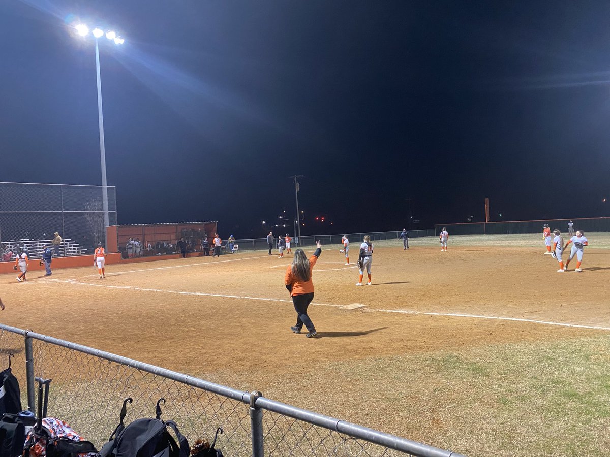 richarddb07's tweet photo. ⁦@WestwoodDNA⁩ Lady Panther 🥎 vs Kemp!  #competitiontuesday #1-0mentality #gROW https://t.co/qi8n96aI2J