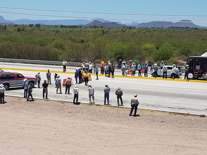 hilarioolea's tweet photo. ¿Se animará el gobierno federal a detener y multar a los yaquis que tienen bloqueada la cuatro carriles, ahora que implica cárcel hasta de 7 años? https://t.co/u1VIsswBYB