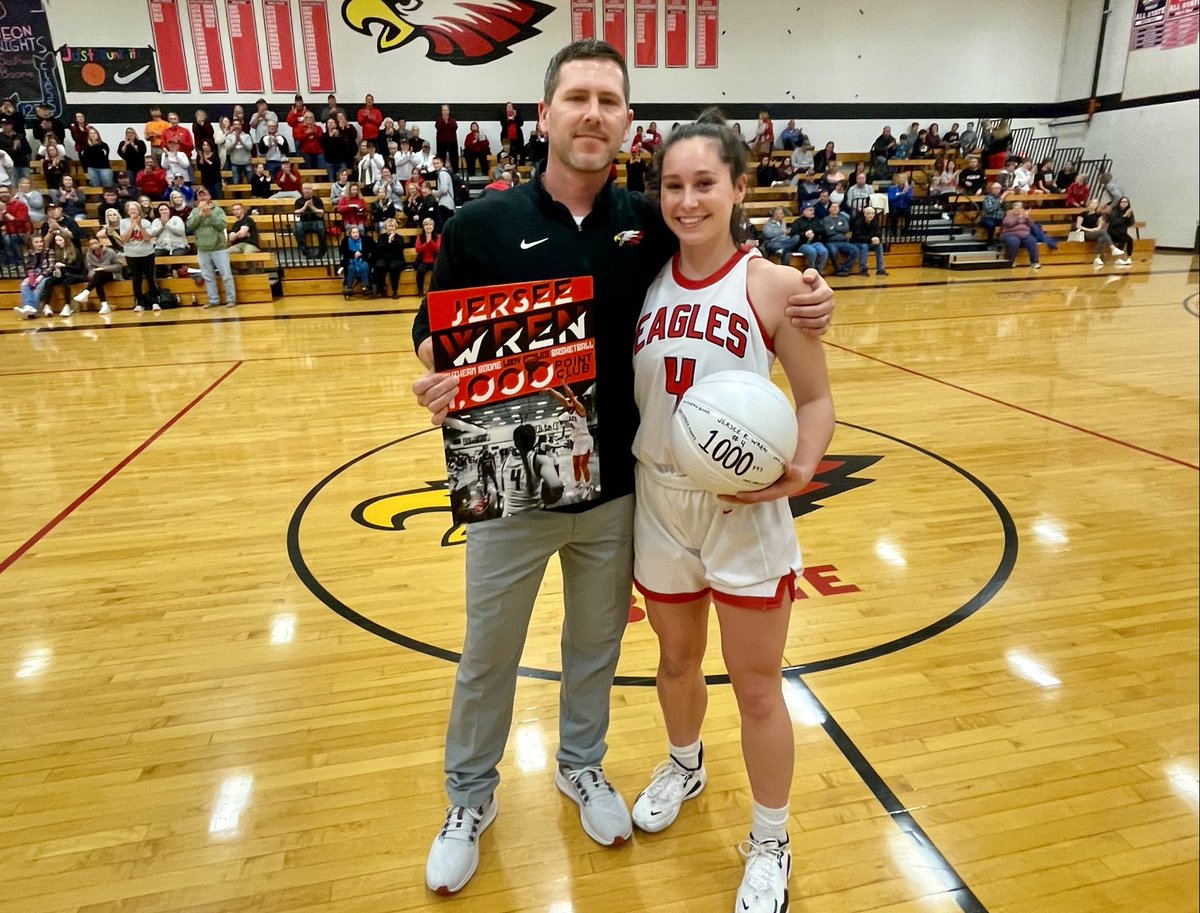 RodKRCG13's tweet photo. Southern Boone senior standout Jersee Wren was honored before tonight’s game after reaching the 1,000 milestone last night… and she also broke the school record with 15 assists in that game. Tells you what kind of player she is. Unselfish! ⁦@ladyeagles_sbc⁩ https://t.co/4vAxXzafhh