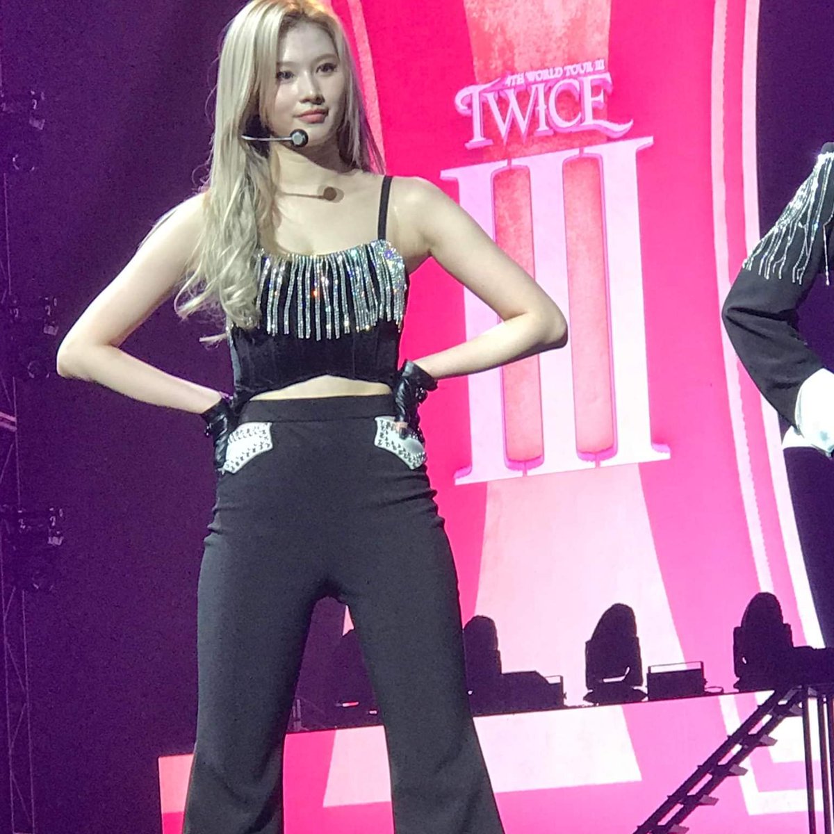 SANA IS BEING TOO HOT TO HANDLE PLSS I'M GOING CRAZY