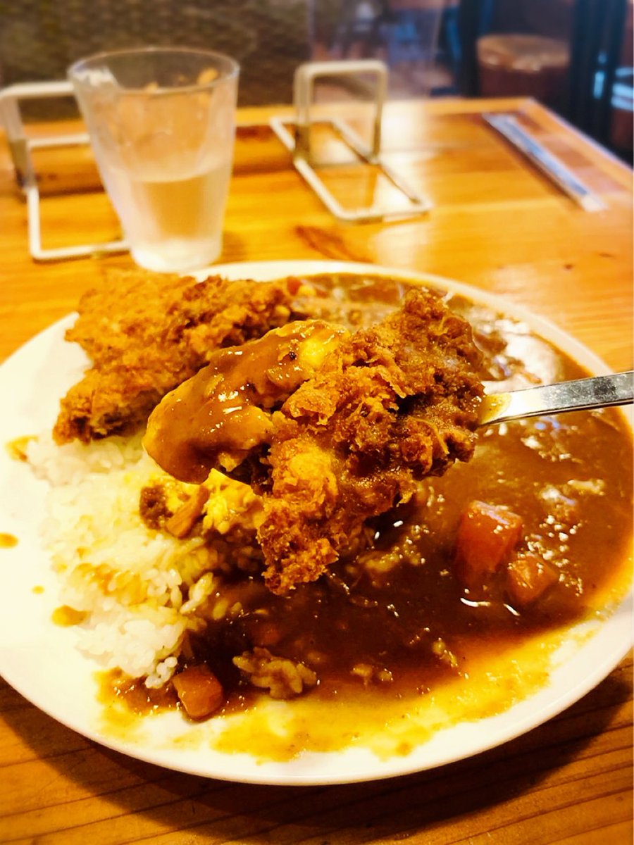 d241681's tweet photo. くりすたる【那覇市】

今回頼んだのはCセットのオムカツカレーライスセット980円
ランチタイムは880円

この値段でこの量！コスパ最強です！
しかもサラダ、ドリンク付き！
味もしっかりしていて、オムライスと
カレーが絶妙にマッチングしていて、とても美味しい。 https://t.co/9k9nYkpGkn
