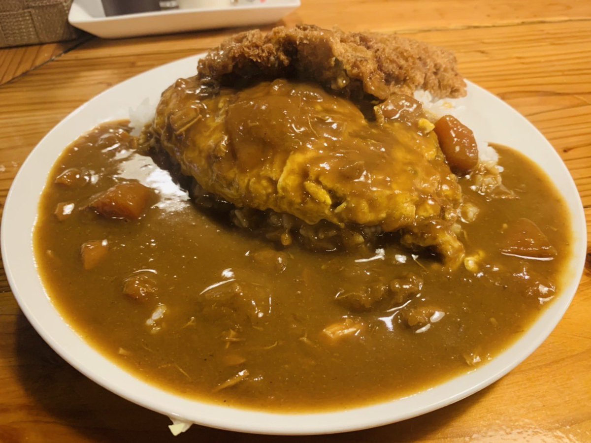 d241681's tweet photo. くりすたる【那覇市】

今回頼んだのはCセットのオムカツカレーライスセット980円
ランチタイムは880円

この値段でこの量！コスパ最強です！
しかもサラダ、ドリンク付き！
味もしっかりしていて、オムライスと
カレーが絶妙にマッチングしていて、とても美味しい。 https://t.co/9k9nYkpGkn