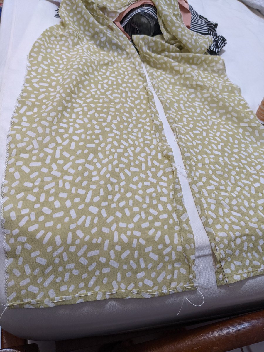 mitsumame65's tweet photo. 今日は息子が昼で帰ってくるし午前中はチクチク🧵タイムってことで帯揚げの端を三つ折りで縫うことに…マチ針も買い忘れてて結局しつけ糸😂
そういえば、昔からなぜかリッパーとしつけ糸が大好きだった♥リッパーはマジ神✨ https://t.co/sEs8ePPTE7