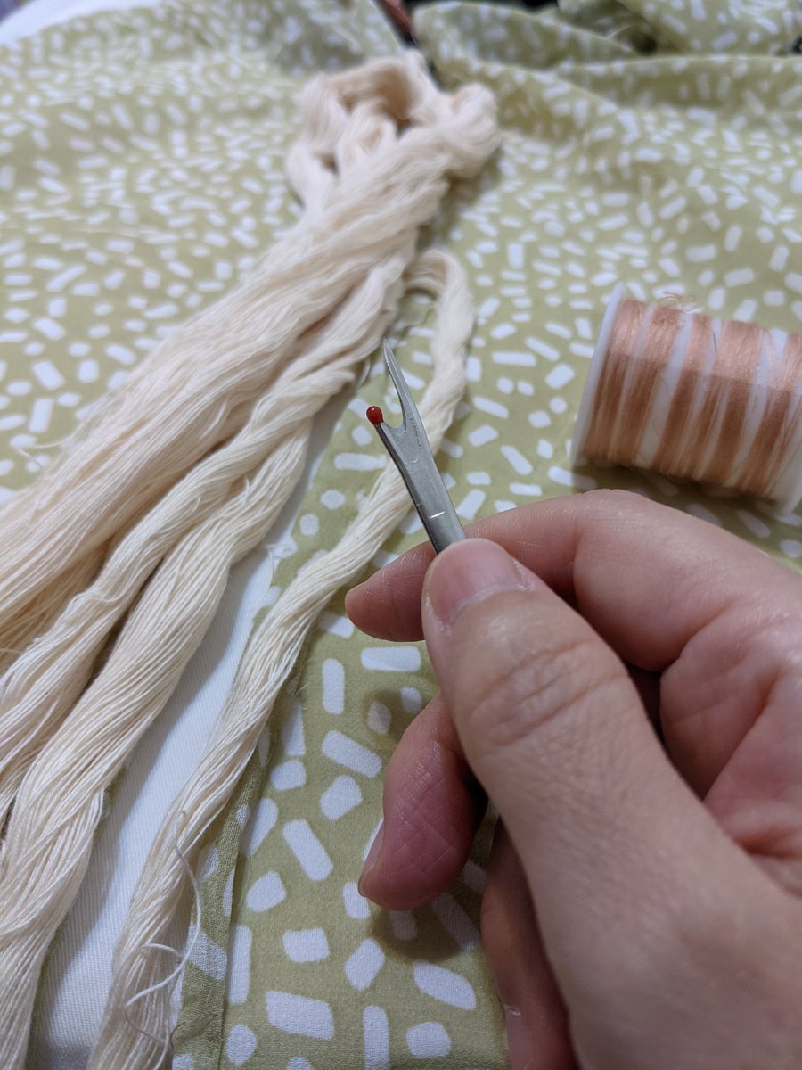 mitsumame65's tweet photo. 今日は息子が昼で帰ってくるし午前中はチクチク🧵タイムってことで帯揚げの端を三つ折りで縫うことに…マチ針も買い忘れてて結局しつけ糸😂
そういえば、昔からなぜかリッパーとしつけ糸が大好きだった♥リッパーはマジ神✨ https://t.co/sEs8ePPTE7