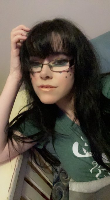 I know I already posted a selfie, but I&rsquo;m feeling messy cute today. https://t.co/o4A7wJqvzJ