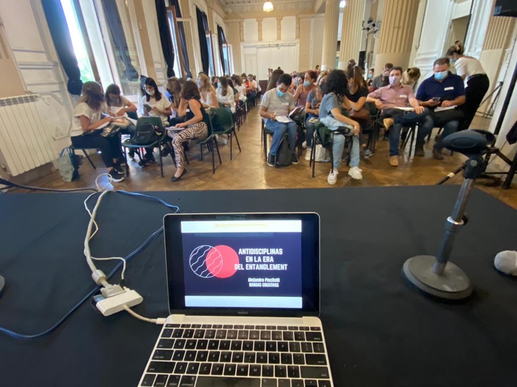 piscitelli's tweet photo. Semana intensa en @mteUBA. Arrancamos con el Seminario presencial de la Especialización  que damos con @julitoalonso Gracs @mmarianamaggio cc @silrosignoli @joacoperez187 @laulombardi @thelindyblog @Lamagaenba @verogfranco
@veroperosi  @valesorin @Yanilevy @NoSeasTroll @valesorin https://t.co/pp4IRioIiA