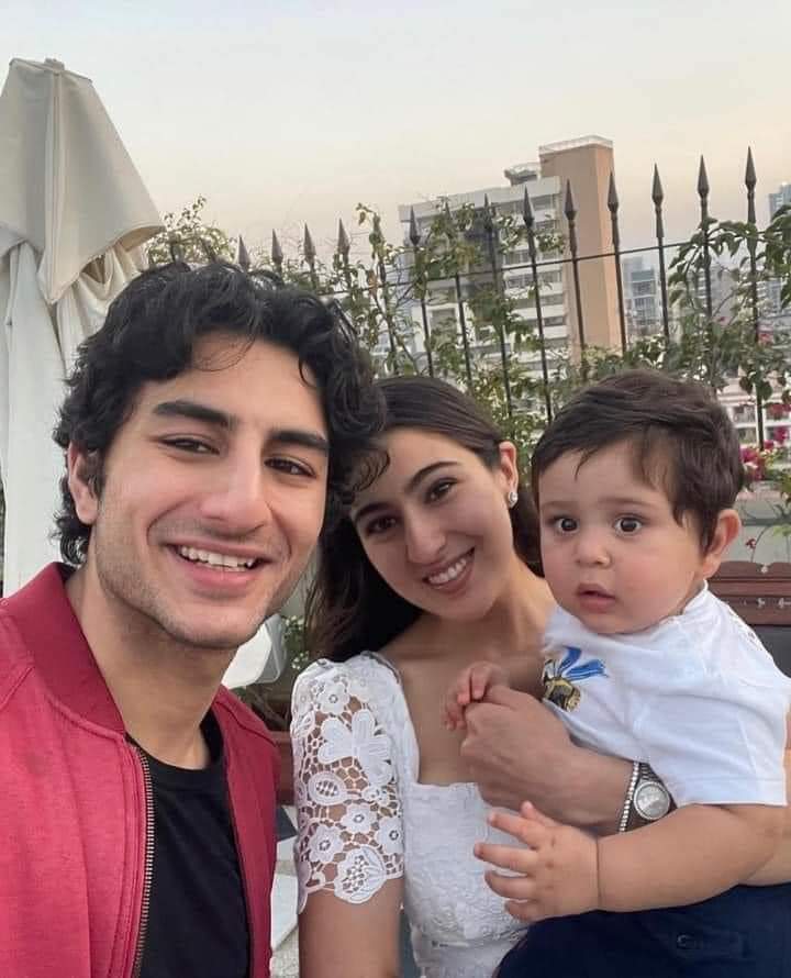 potatopohtato_'s tweet photo. Saif Ali Khan and Amrita Singh with Kareena Kapoor in 1992 https://t.co/B38mOYbYJh