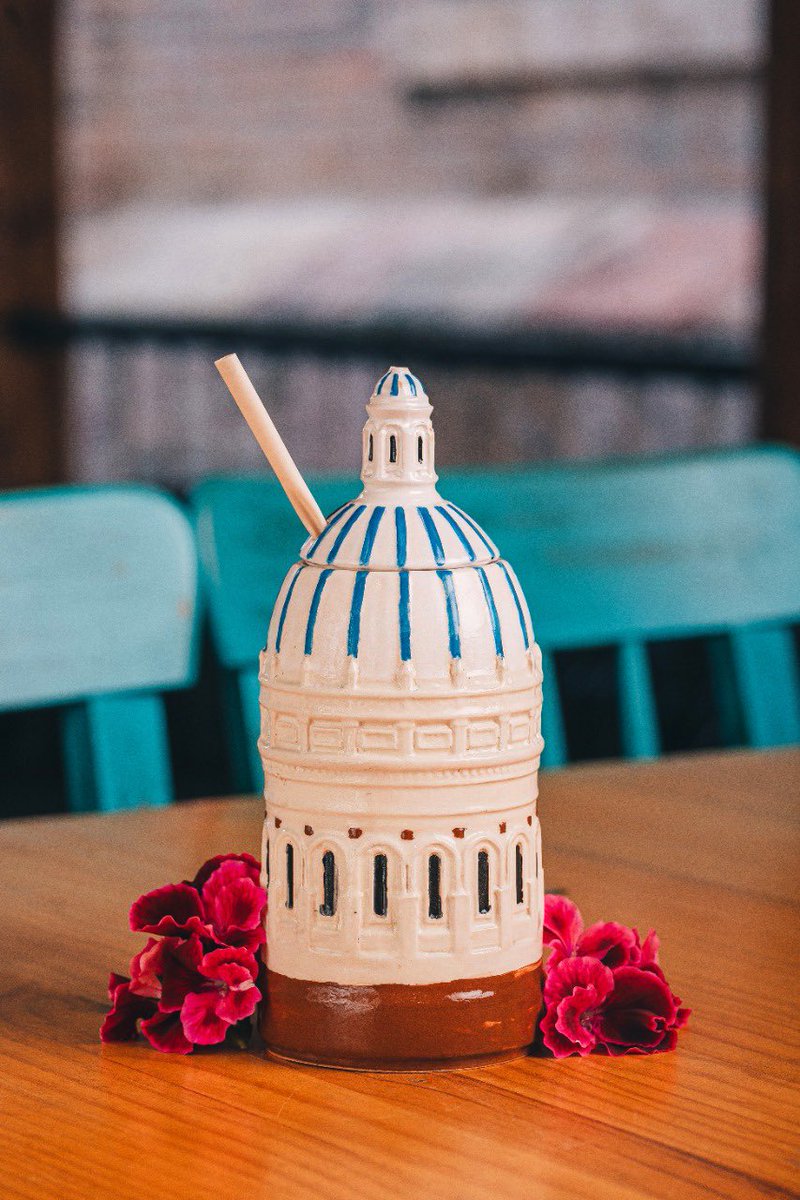 En Distrito trabajamos por resaltar la belleza de Cuenca, hace poco presentamos el coctel “Santa Ana”, con el vaso de las cúpulas, hoy presentamos “El Cajas”, elaborado con Zhumir Canuto, sobre una cama de romero, dentro de una caja,que al abrirla emula la niebla del páramo. 
😍