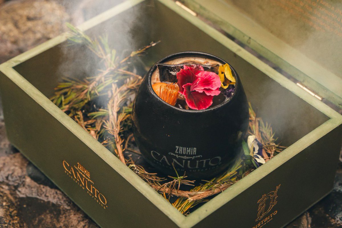 PabloVillalta1's tweet photo. En Distrito trabajamos por resaltar la belleza de Cuenca, hace poco presentamos el coctel “Santa Ana”, con el vaso de las cúpulas, hoy presentamos “El Cajas”, elaborado con Zhumir Canuto, sobre una cama de romero, dentro de una caja,que al abrirla emula la niebla del páramo. 
😍 https://t.co/tg1Wp8H87A