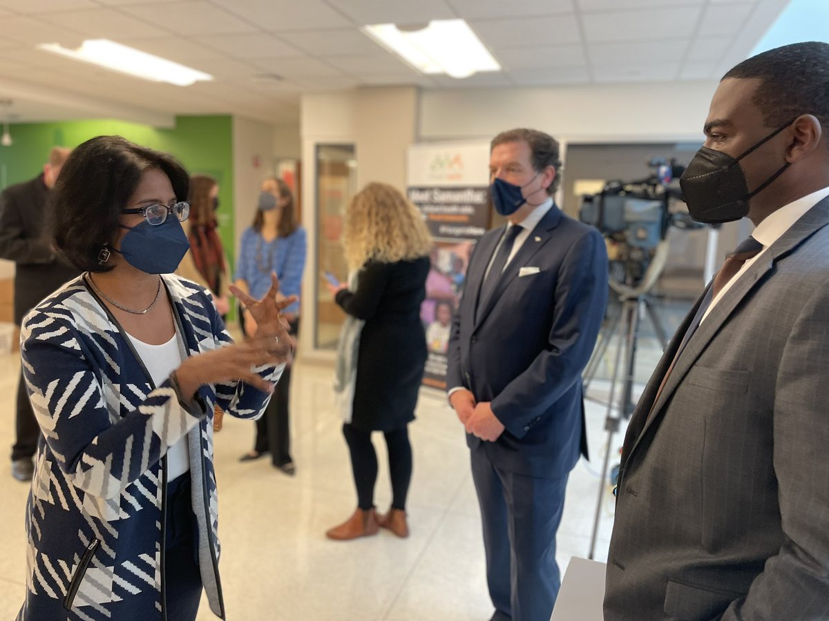 DekedaB's tweet photo. @BankofAmerica launched an employee booster initiative to support our employees’ health while fighting hunger in our communities. 💉
Today, we donated $150,000 to the @foodbankmetrodc! We are so proud of the efforts of our DMV associates! @ldi_rita @DNPerk1 @terri_seighman https://t.co/VpPmGGyj9R