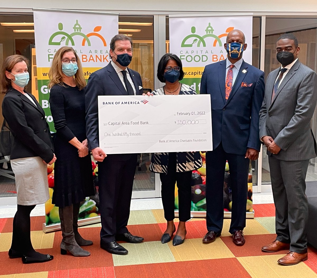 DekedaB's tweet photo. @BankofAmerica launched an employee booster initiative to support our employees’ health while fighting hunger in our communities. 💉
Today, we donated $150,000 to the @foodbankmetrodc! We are so proud of the efforts of our DMV associates! @ldi_rita @DNPerk1 @terri_seighman https://t.co/VpPmGGyj9R