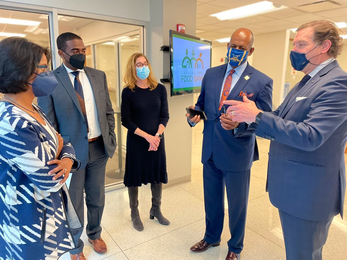 DekedaB's tweet photo. @BankofAmerica launched an employee booster initiative to support our employees’ health while fighting hunger in our communities. 💉
Today, we donated $150,000 to the @foodbankmetrodc! We are so proud of the efforts of our DMV associates! @ldi_rita @DNPerk1 @terri_seighman https://t.co/VpPmGGyj9R