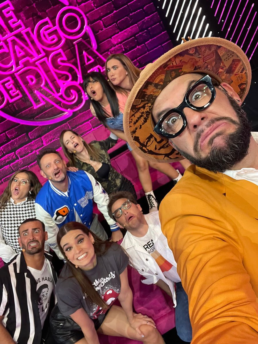MeCaigoDeRisa's tweet photo. Todos con cara cómo si tuviéramos diarrea que qué nos urge ir al baño después de tomar la foto familiar 📸 #EsProbableQue
@RICH_MARGALEFF @taniarin @faisirrito @marianaecheve @fastlicht @arialbarranl @gabyplatas @Mariazelzel @yuremrojas https://t.co/tCwrU0Ds3U