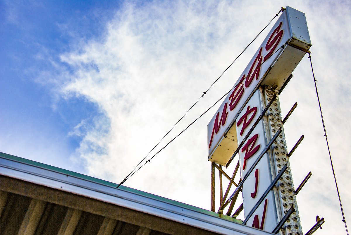 hirofukuchi24's tweet photo. <Meg's Drive In>
カリヒという工場街にあったこの店が昨年閉店。
1966年ですから私と同じ年に誕生したこの店はメグムオギハラさんという方が始めた店。だから "MEG'S"。
安くて美味しいことでロコに人気だっただけに残念。
古き良き時代のダイナーっぽい。
#hawaii #oahu #megsdrivein #kalihi https://t.co/R6LNwQCC9h